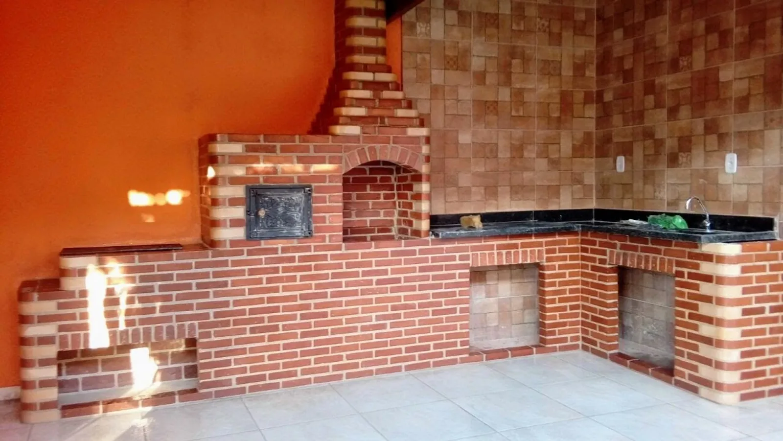 Detalhe de churrasqueira de tijolos